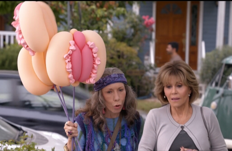 Photo from the Netflix comedy Grace and Frankie. The main characters are in the street with a bouquet of vagina balloons.